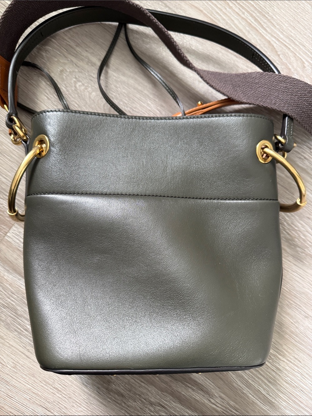 Chloé Olive Green Leather Drawstring Crossbody Bag with Tan Strap - Picture 4 of 7